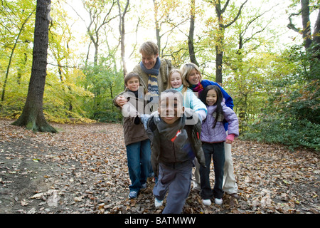 Eltern und Kinder in einem Wald im Herbst. Stockfoto