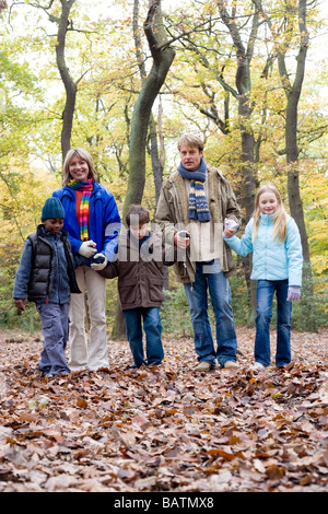 Eltern und Kinder in einem Wald im Herbst. Stockfoto