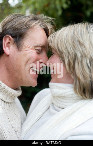 Lächelnder Mann und Frau umarmen einander. Stockfoto