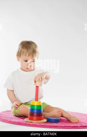 Baby Boy mit Bildung Spielzeug spielen Stockfoto