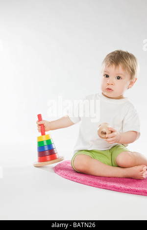 Baby Boy mit Bildung Spielzeug spielen Stockfoto