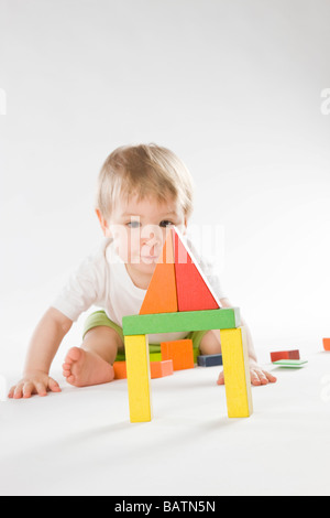 Baby Junge Blick auf bunte Blöcke Stockfoto