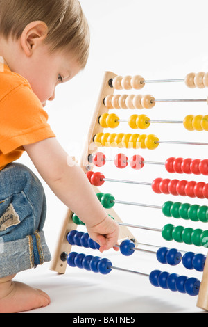 Baby spielt mit abacus Stockfoto