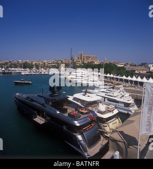 Im Vordergrund stehen Palma International Boat Show 2009 - Panorama-Aufnahmen mit dem Sanlorenzo Stockfoto