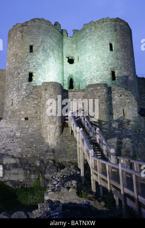 Stadt von Harlech, Wales. Nacht mit Blick auf die Ostansicht und das äußere Tor des späten 13. Jahrhunderts Harlech Castle Flutlicht. Stockfoto