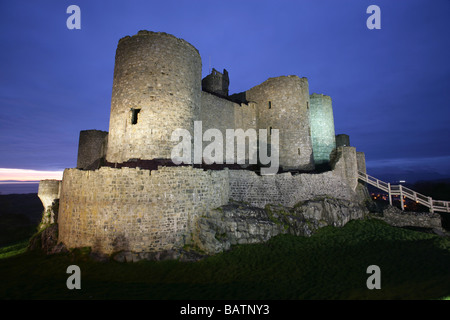 Stadt von Harlech, Wales. Nacht mit Blick auf die Süd-Ost-Höhe des späten 13. Jahrhunderts Harlech Castle Flutlicht. Stockfoto