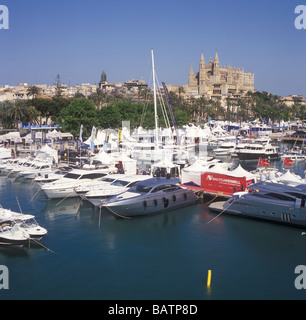 Palma International Boat Show 2009 - Panorama mit historischen gotischen Kathedrale hinter Mallorca Stockfoto