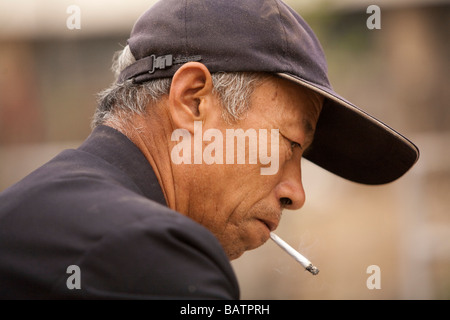 Changchun, Provinz Jilin, China. Ein Vegitable und Obst Händler von der Rückseite des seinen drei Rädern LKW Verkauf. Stockfoto
