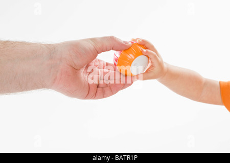 Mann geben Ball zu einem Baby, close-up Blick Stockfoto