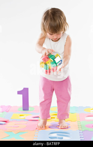 kleine Mädchen spielen mit Bildung Spielzeug Stockfoto