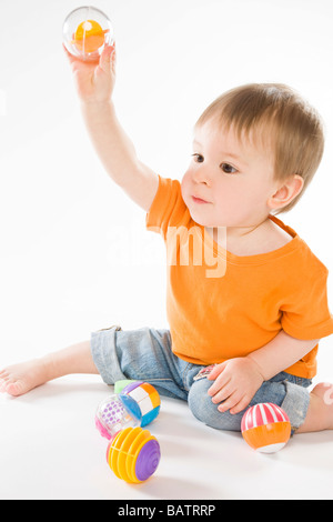 Jungen spielen mit Bällen Stockfoto