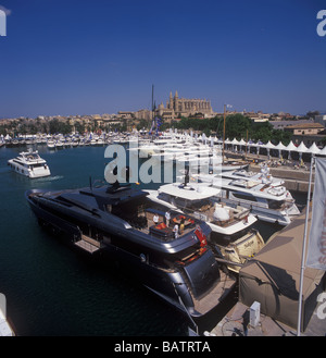 Palma International Boat Show 2009 - Panorama-Bild mit der Sanlorenzo stehen im Vordergrund Stockfoto