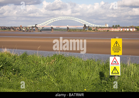 Das Silber-Jubiläum-Brücke über den Fluss Mersey und Manchester Ship Canal bei Runcorn Gap, Cheshire, UK Stockfoto