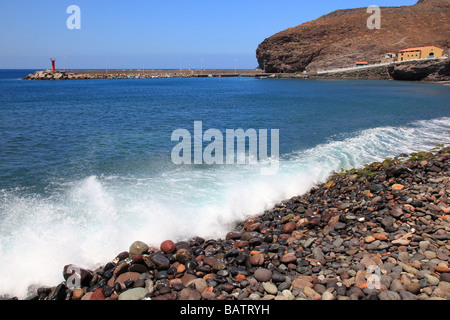 Meer Wellen und Leuchtturm in Puerto De La Aldea Gran Canaria Spanien Europa Stockfoto