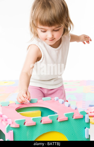 kleine Mädchen spielen mit Bildung Spielzeug Stockfoto