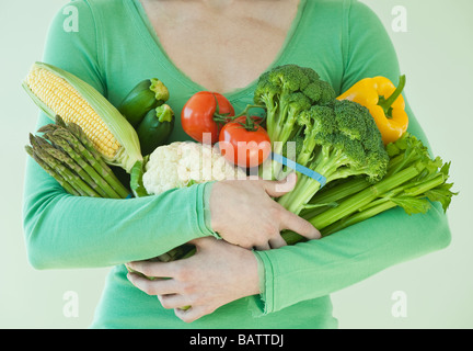 Frau mit verschiedenem Gemüse Stockfoto