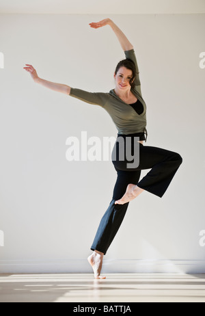 Weiblichen Balletttänzer springen, Studioaufnahme Stockfoto