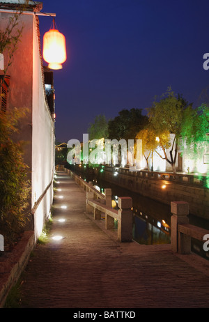 Traditionelle Gebäude am Kanal in der Abenddämmerung, Suzhou, China Stockfoto