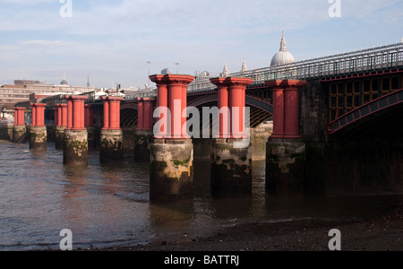 Blackfriars Railway Bridge mit den Säulen der alten Brücke über die Themse, St.Pauls Kathedrale im Hintergrund Stockfoto