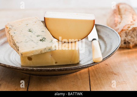 Stück Käse mit Trauben auf Hintergrund Stockfoto