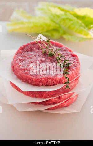 Frikadellen in Stapel mit Salat Blätter im Hintergrund Stockfoto