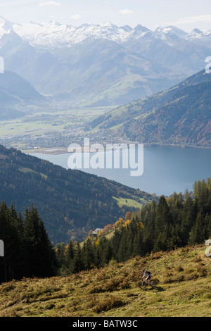 Österreich, Salzburger Land, Zell am See, Frau Mountainbiken Stockfoto