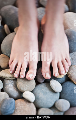 Frau die Füße auf Kieselsteinen Stockfoto