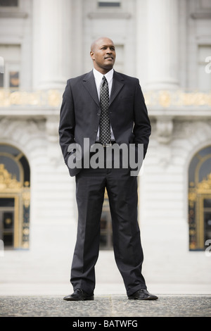 USA, Kalifornien, San Francisco, Geschäftsmann, stehen außen Bürogebäude Stockfoto