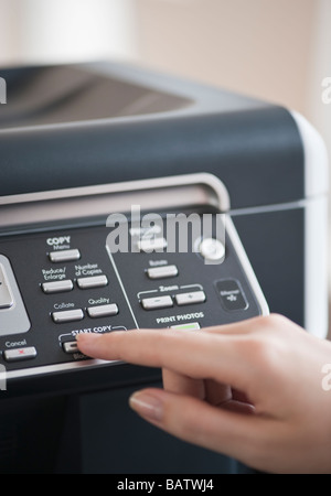 Frau mit Kopierer, close-up Stockfoto