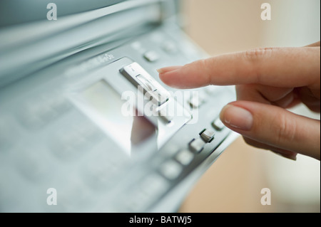 Frau mit Kopierer, close-up Stockfoto