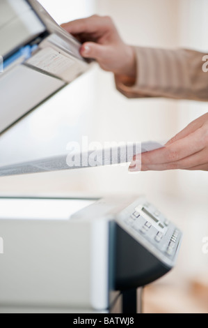 Frau mit Kopierer, close-up Stockfoto