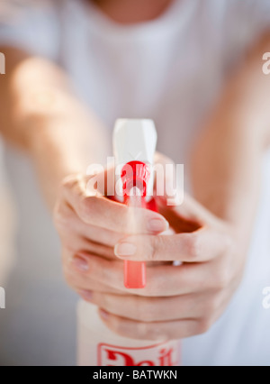 Frau halten und Spritzen Reinigungsflüssigkeit, close-up Stockfoto