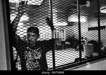 USA Mexiko Grenze Calexico USA illegale Migranten warten in einer Arrestzelle wird interviewt Stockfoto