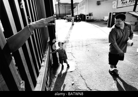 USA Mexiko Grenze Calexico USA A Frauen auf der mexikanischen Seite Wellen zu ihren Verwandten durch den Grenzzaun von der Bushaltestelle entfernt. Stockfoto