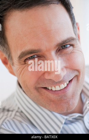 Porträt des erfolgreichen Reifen Geschäftsmann lächelnd Stockfoto