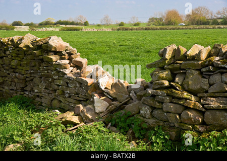 Trockenmauer reparaturbedürftig Stockfoto