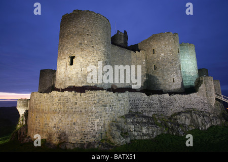 Stadt von Harlech, Wales. Nacht mit Blick auf die Süd-Ost-Höhe des späten 13. Jahrhunderts Harlech Castle Flutlicht. Stockfoto