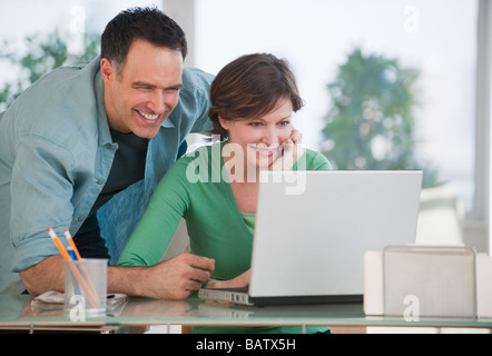 Paar mit laptop Stockfoto