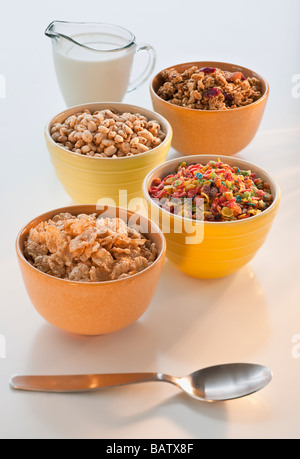 Studioaufnahme von Getreide, Puffreis, Mais Puffs, Vollkornprodukte, Müsli, Flocken Stockfoto