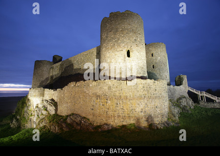 Stadt von Harlech, Wales. Nacht mit Blick auf die Süd-Ost-Höhe des späten 13. Jahrhunderts Harlech Castle Flutlicht. Stockfoto