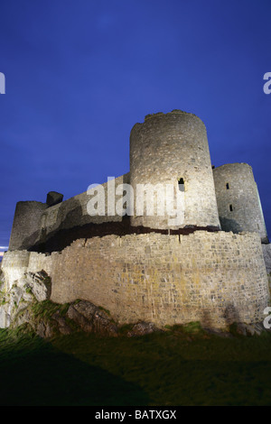 Stadt von Harlech, Wales. Nacht mit Blick auf die Süd-Ost-Höhe des späten 13. Jahrhunderts Harlech Castle Flutlicht. Stockfoto