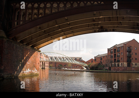 Viktorianische Eisenbahnbrücke mit Krämerbrücke und Kaufleute Lager auf der Bridgewater Canal, Castlefield, Manchester, UK Stockfoto