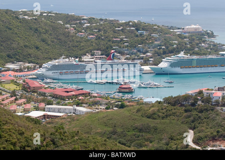 Kreuzfahrtschiffe im Hafen von Charlotte Amalie Stockfoto