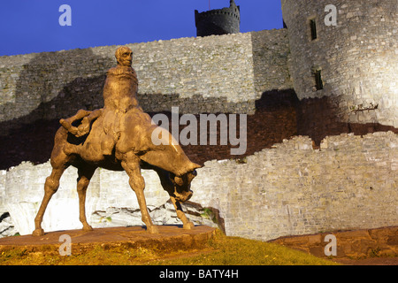 Stadt von Harlech, Wales. Nacht mit Blick auf die Statue von Ivor Roberts-Jones zwei Könige, mit Harlech Castle im Hintergrund Flutlicht. Stockfoto