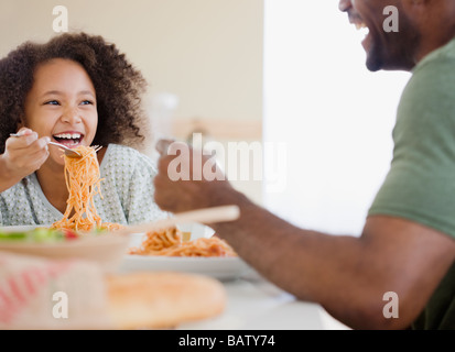 Afrikanischen Vater und Tochter Pasta Essen Stockfoto