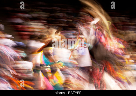 Powwow-Tänzer in Bewegung bei der Versammlung der Nationen Powwow, Albuquerque, New Mexico Stockfoto