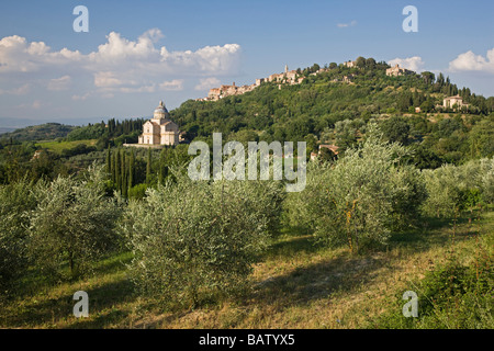 Italien, Toskana, Heiligtum der Madonna di San Biagio, Montepulciano im Hintergrund Stockfoto