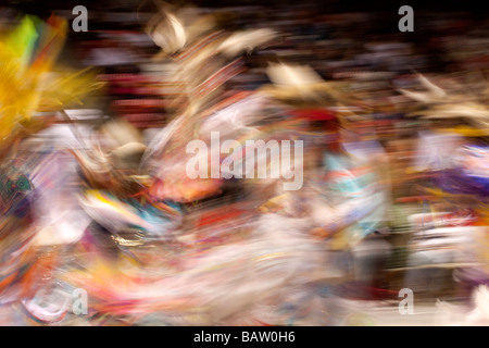 Powwow-Tänzer in Bewegung bei der Versammlung der Nationen Powwow, Albuquerque, New Mexico Stockfoto