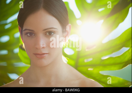 Porträt der Frau in der Nähe von tropischen Pflanzen Stockfoto