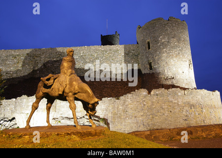 Stadt von Harlech, Wales. Nacht mit Blick auf die Statue von Ivor Roberts-Jones zwei Könige, mit Harlech Castle im Hintergrund Flutlicht. Stockfoto